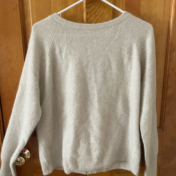 Vineyard Vines Women's Soft Gray Sweater - Picture 3 of 4